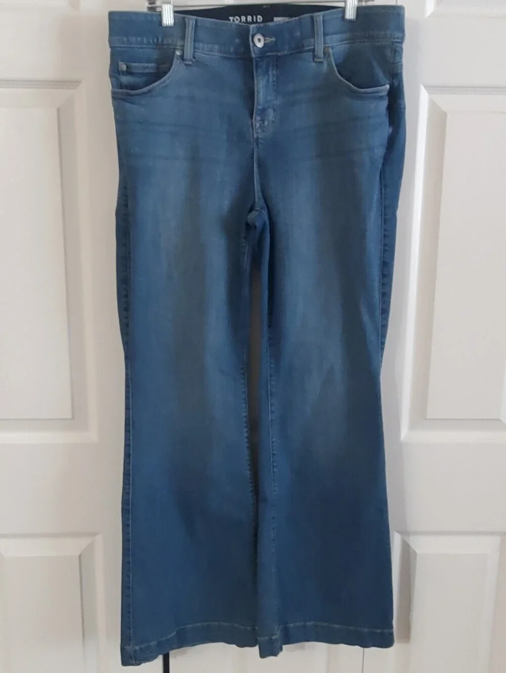 TORRID BOMBSHELL FLARE PREMIUM STRETCH SZ 18 TALL. DENIM JEAN
